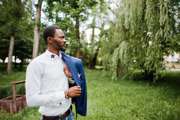 Közelről elegáns fekete férfi kabát portréja a kezét — Stock Fotó