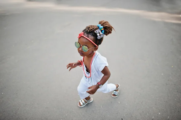 Incrível bela menina afro-americana com óculos de sol hav — Fotografia de Stock