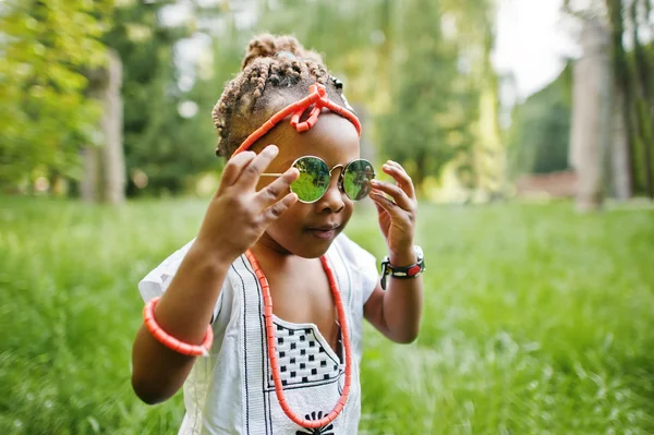 Incrível bela menina afro-americana com óculos de sol hav — Fotografia de Stock