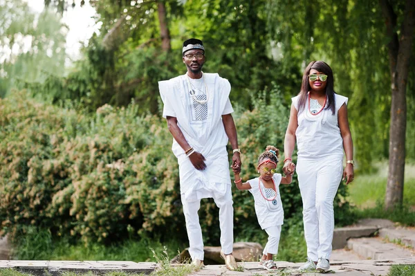 Афро-американських багатій родині в білий нігерійський національного одягу — стокове фото