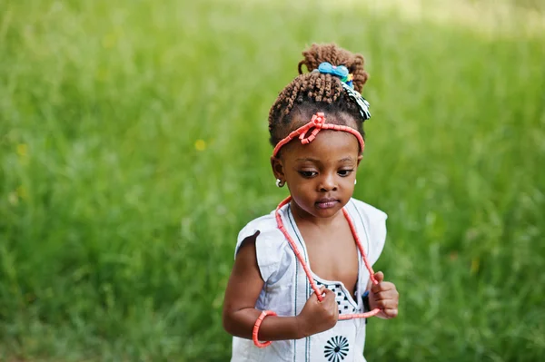 Menina Africano andando no parque — Fotografia de Stock