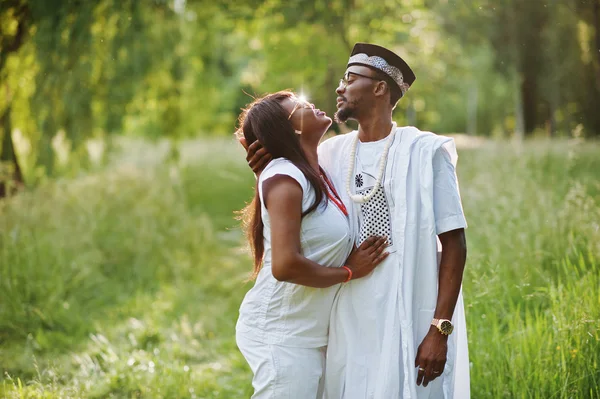 Negro africano pareja en amor besos en verde parque en la puesta del sol — Foto de Stock