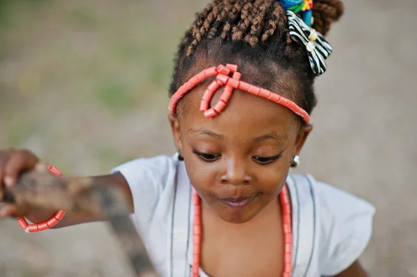 Menina Africano andando no parque — Fotografia de Stock