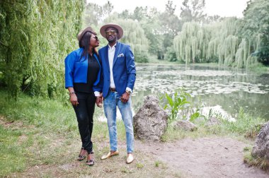 Zengin ve şık bir Afrikalı-Amerikalı Çift 