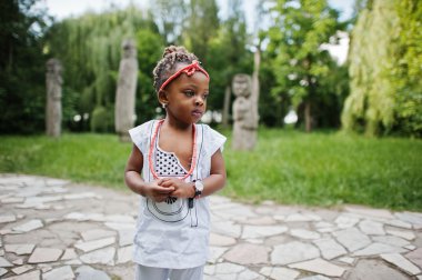 Afrika bebek kız parkta yürüyüş portresi kapatın