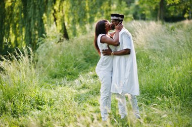 Siyah Afrika çift yeşil park adlı sunset bulvarında öpüşme aşk