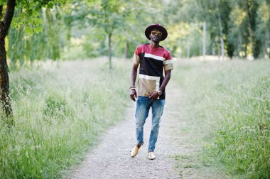 Moda ve şık siyah adam güneş gözlüğü ve şapka