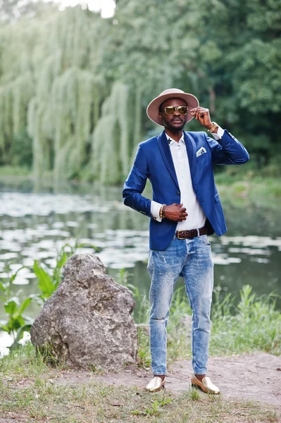 Retrato completo del hombre negro con estilo en la chaqueta, el sombrero y el sol — Foto de Stock