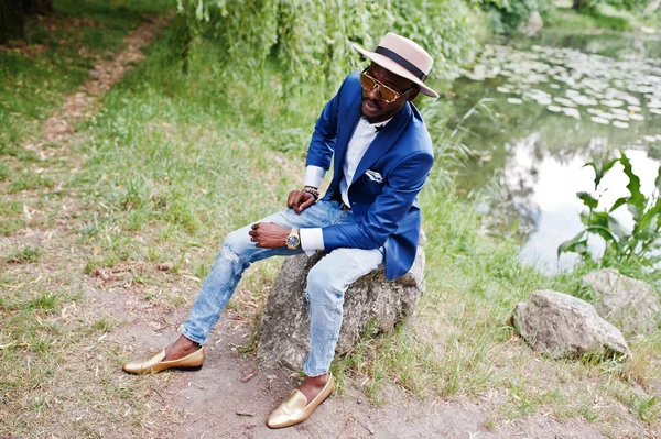 青いジャケット、帽子、sungl でスタイリッシュな豊かな黒人男性の肖像画 — ストック写真