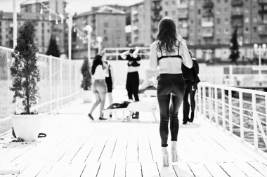 Yüksek topuklar ve dar pantolon dikiz sutyen, seksi bir kız. B