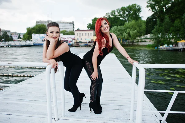 Zwei Mädchen posierten am Pier — Stockfoto