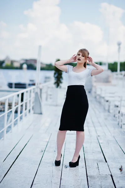 Chica rubia joven con labios negros en faldas negras y shir blanco —  Fotos de Stock