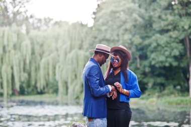 Zengin ve şık bir Afrikalı-Amerikalı Çift 