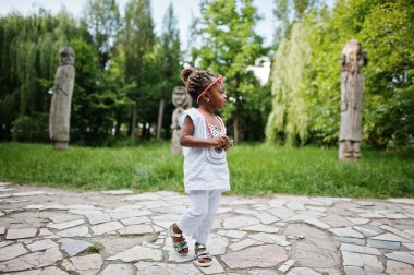 Afrika bebek kız parkta yürüyüş portresi kapatın