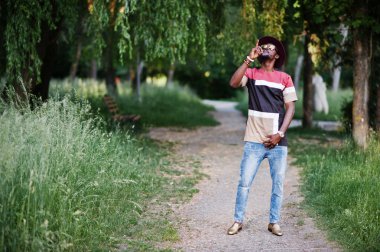 Moda ve şık siyah adam güneş gözlüğü ve şapka