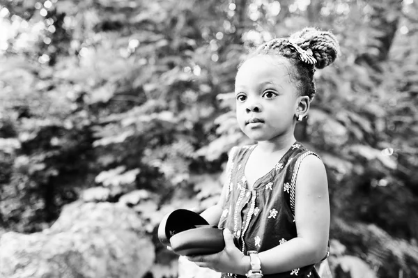 Close up retrato preto e branco da menina africana — Fotografia de Stock