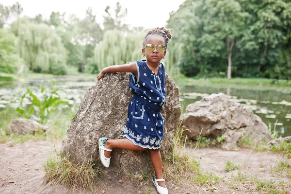 Linda menina americana africana em óculos de sol — Fotografia de Stock