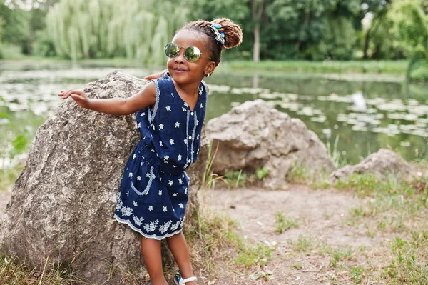 Linda menina americana africana em óculos de sol — Fotografia de Stock