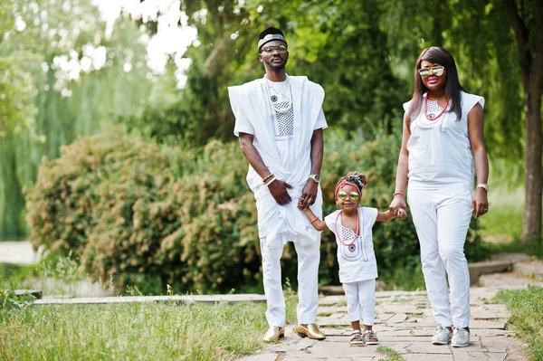 Afroamericana rica familia en blanco nigeriano nacional ropa — Foto de Stock