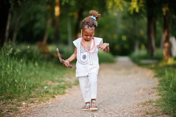 Bambino africano ragazza a piedi al parco — Foto Stock