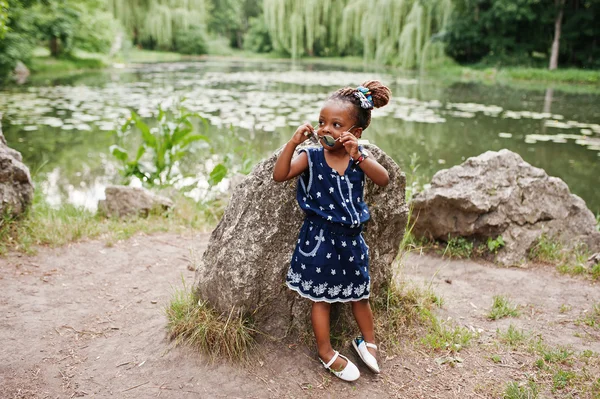 Linda menina americana africana em óculos de sol — Fotografia de Stock