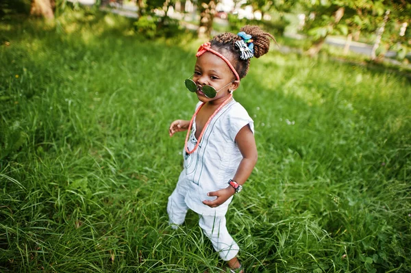 Incrível bela menina afro-americana com óculos de sol hav — Fotografia de Stock