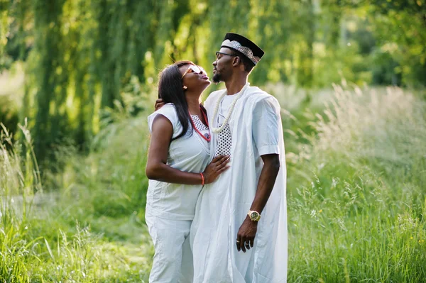 Negro africano pareja en amor besos en verde parque en la puesta del sol — Foto de Stock