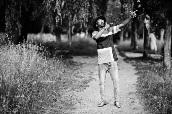 Homem preto elegante e elegante com óculos de sol e chapéu — Fotografia de Stock