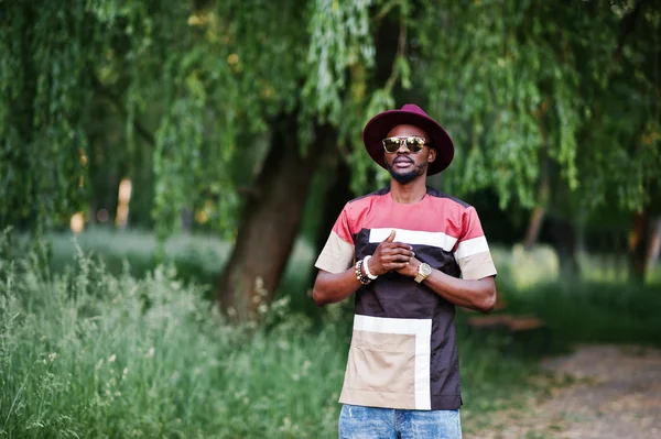 Hombre negro de moda y con estilo con gafas de sol y sombrero — Foto de Stock