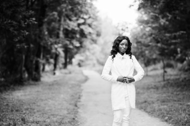 Şık siyah Afrika kökenli Amerikalı kız portresi yola devam 