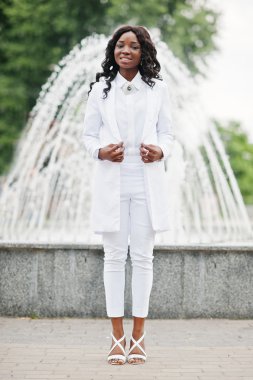 Şık ve güzel siyah Afrika kökenli Amerikalı kız arka plan fou