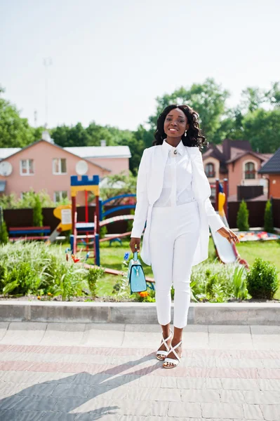 快乐的非洲裔美国女孩，在白色的连衣裙，在城市背景 pl — 图库照片
