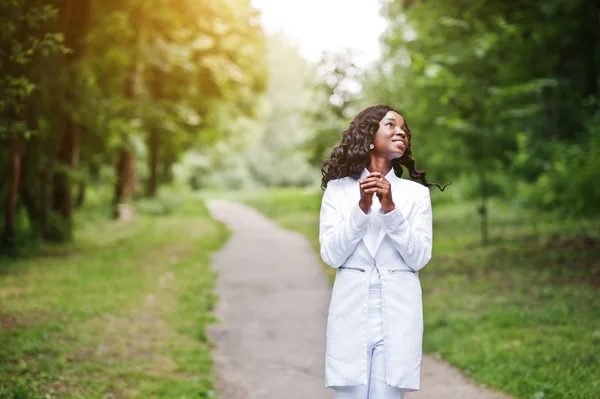 Retrato de la elegante chica afroamericana negro permanecer en el camino en — Foto de Stock