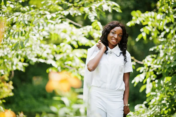 Elegante negro afroamericano chica sosteniendo chaqueta en su debe —  Fotos de Stock