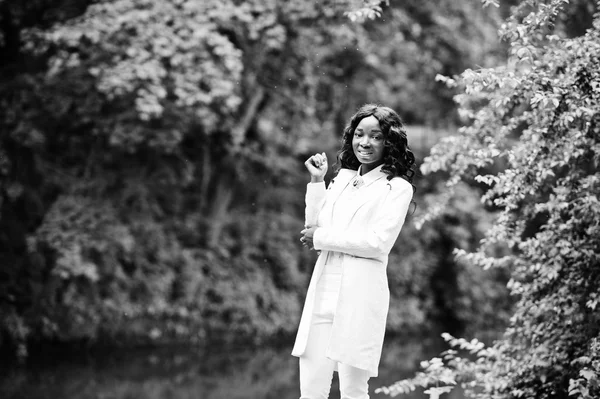 Stylový černý africká americká dívka pózuje na park pozadí ri — Stock fotografie
