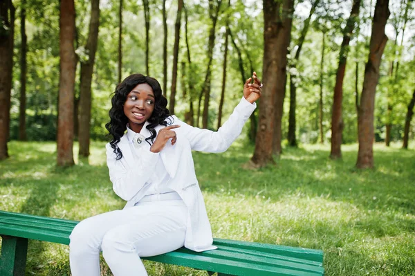 Černou americkou afričanku gesto něco ukazuje ve vzduchu — Stock fotografie