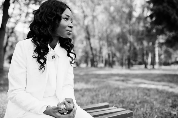 Portrét docela černé africké americké dívky, sedící na lavičce — Stock fotografie