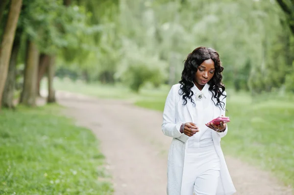 Elegante chica afroamericana negra caminando en el parque con móvil — Foto de Stock