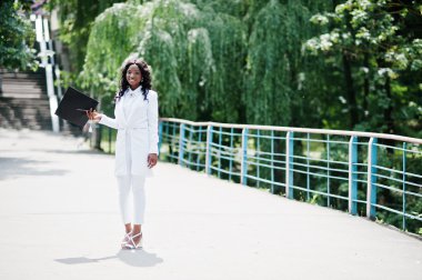 Mutlu güzel siyah Afrika kökenli Amerikalı kız ile şapka mezunları