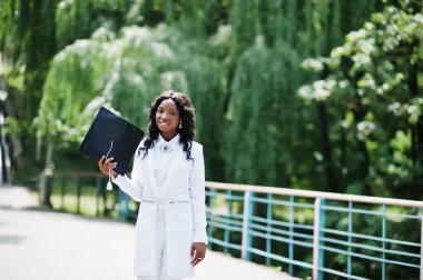 Mutlu güzel siyah Afrika kökenli Amerikalı kız ile şapka mezunları