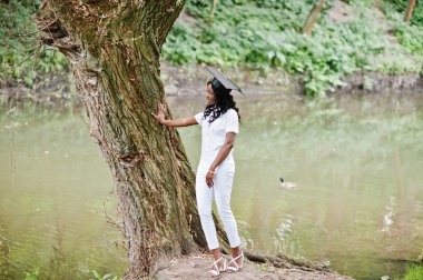 Mutlu güzel siyah Afrika kökenli Amerikalı kız ile şapka mezunları