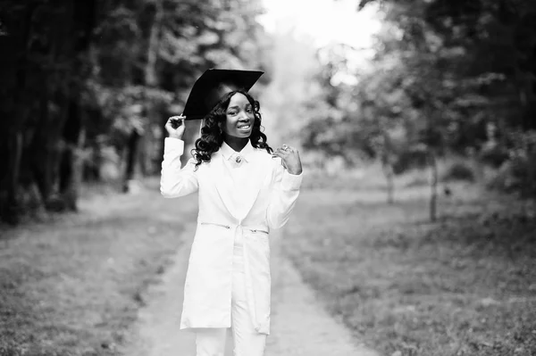 Mutlu güzel siyah Afrika kökenli Amerikalı kız ile şapka mezunları — Stok fotoğraf