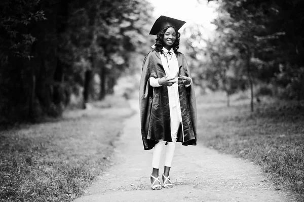 Mutlu güzel siyah Afrika kökenli Amerikalı kız — Stok fotoğraf