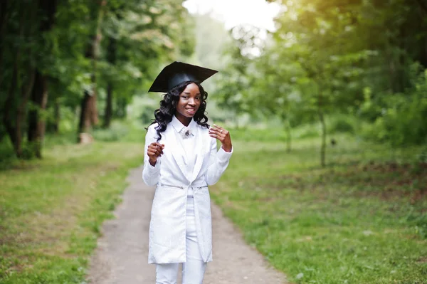 Feliz hermosa negra afroamericana chica con sombrero graduados — Foto de Stock