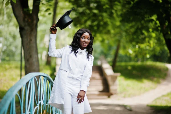 快乐的美丽黑色非洲裔美国女孩帽子毕业生 — 图库照片