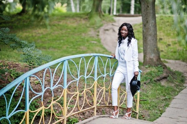 Heureuse belle fille noire afro-américaine avec des diplômés chapeau — Photo