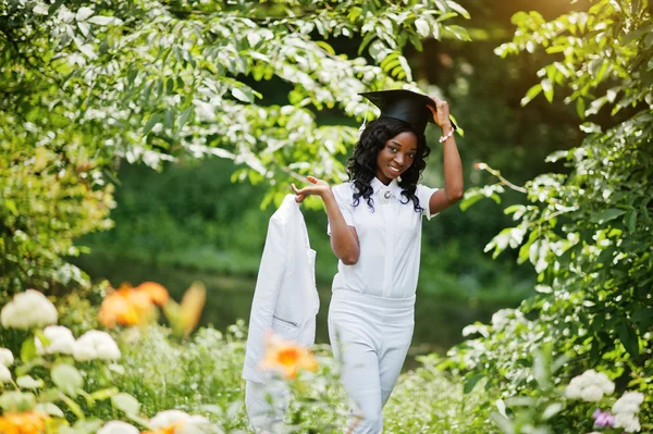 Щасливі чорного афро-американських красуню з hat випускників — стокове фото