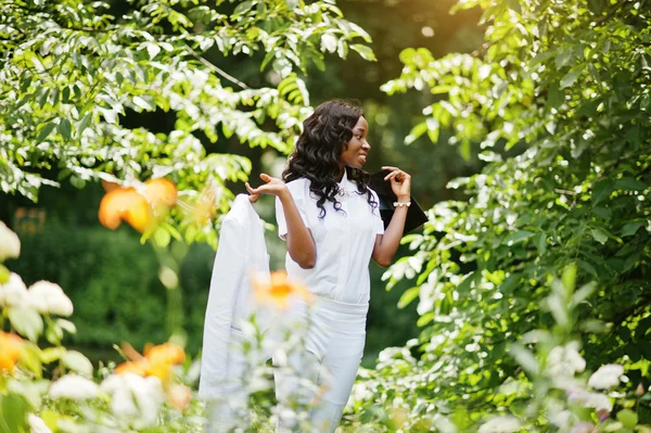 Heureuse belle fille noire afro-américaine avec des diplômés chapeau — Photo