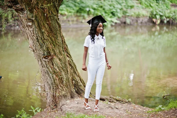 Absolventům šťastné krásné černé africká americká dívka s kloboukem — Stock fotografie