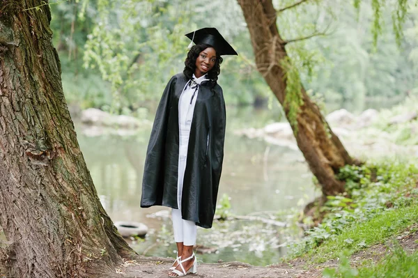 Šťastné krásné černé africká americká dívka — Stock fotografie